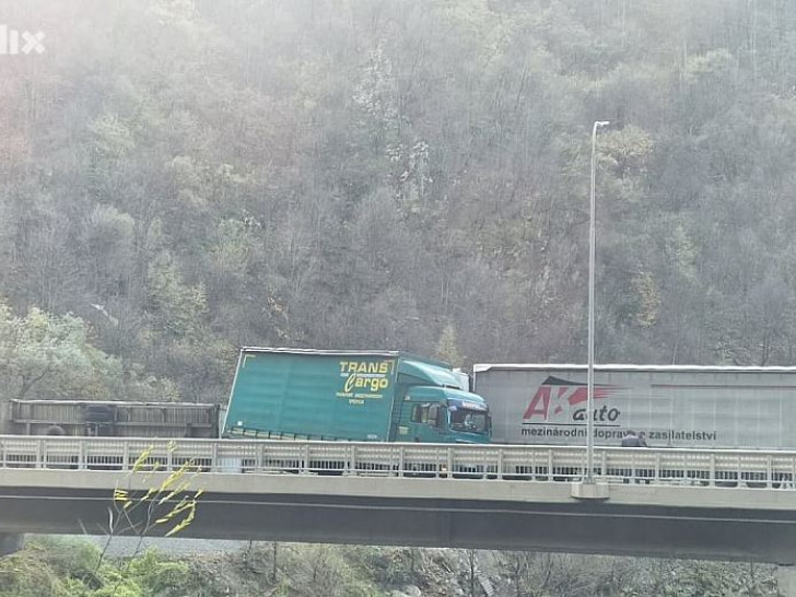 Vjetar prevrnuo prikolicu, totalna obustava saobraćaja kod Zenice