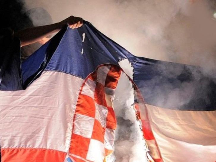 Maloljetnik zapalio hrvatsku zastavu u Rogoži