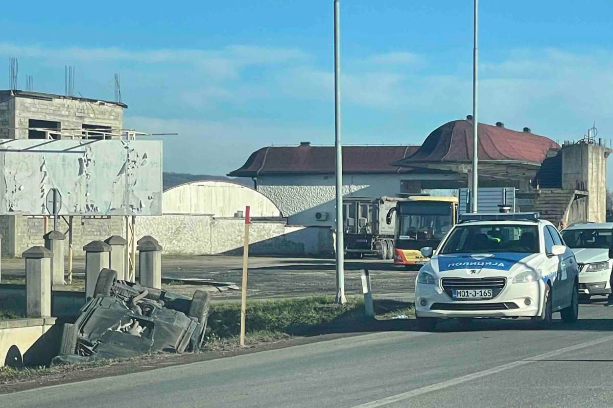 Udes na putu Banjaluka – Prijedor, auto završio na krovu u kanalu