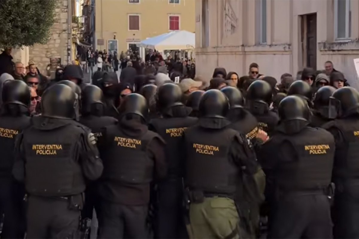 Mladići u crnom izazvali incident u Zadru: Policija morala koristiti sprej (VIDEO)