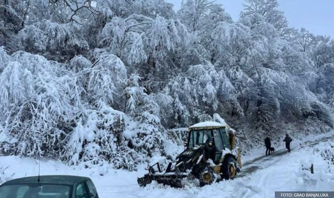 Na području Banjaluke u toku čišćenje puteva prvog i drugog reda u toku, građani obavezni uklanjati snijeg i led