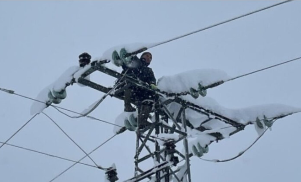 Ekipe “Elektrokrajine” na terenu, kvarovi se otklanjaju u kontinuitetu