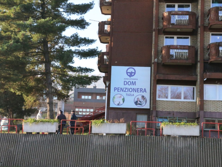 U bolnici 30 povrijeđenih u požaru u Tuzli, četvoro na aparatima za održavanje života