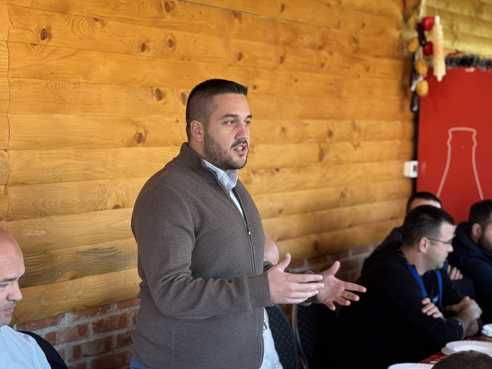 Drinić sa mladima u Zalužanima: Otvoreni razgovori su temelj za snažniju Srpsku