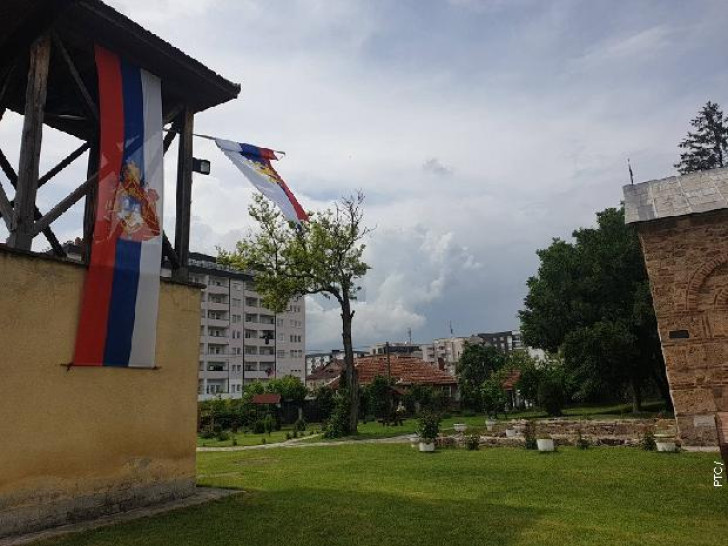 Iz porte crkve u Lipljanu skinuta zastava SPC