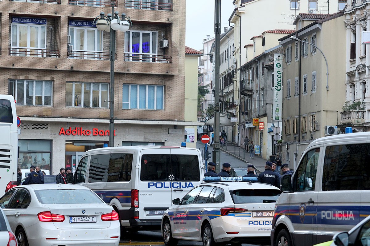 Užas u Rijeci: Žena umrla na stubištu, muškarac u stanu imao povrede vrata