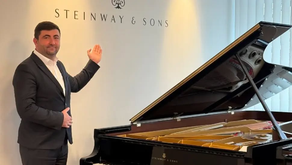 Ljubiša Petrović otišao u Hamburg po klavir od pola miliona KM: “Istorijski momenat za naš grad”