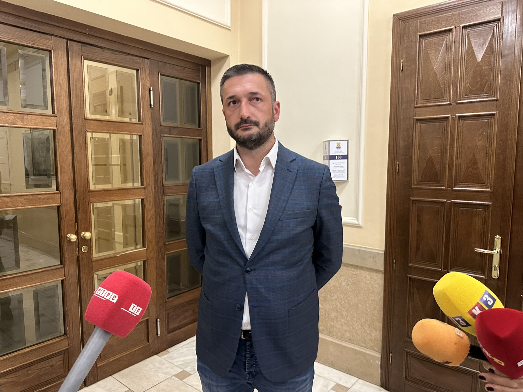 ČEGA SE PLAŠI NINKOVIĆ Skupština bez javnosti: Bez javnog konkursa pogodovao samo jednom mediju!