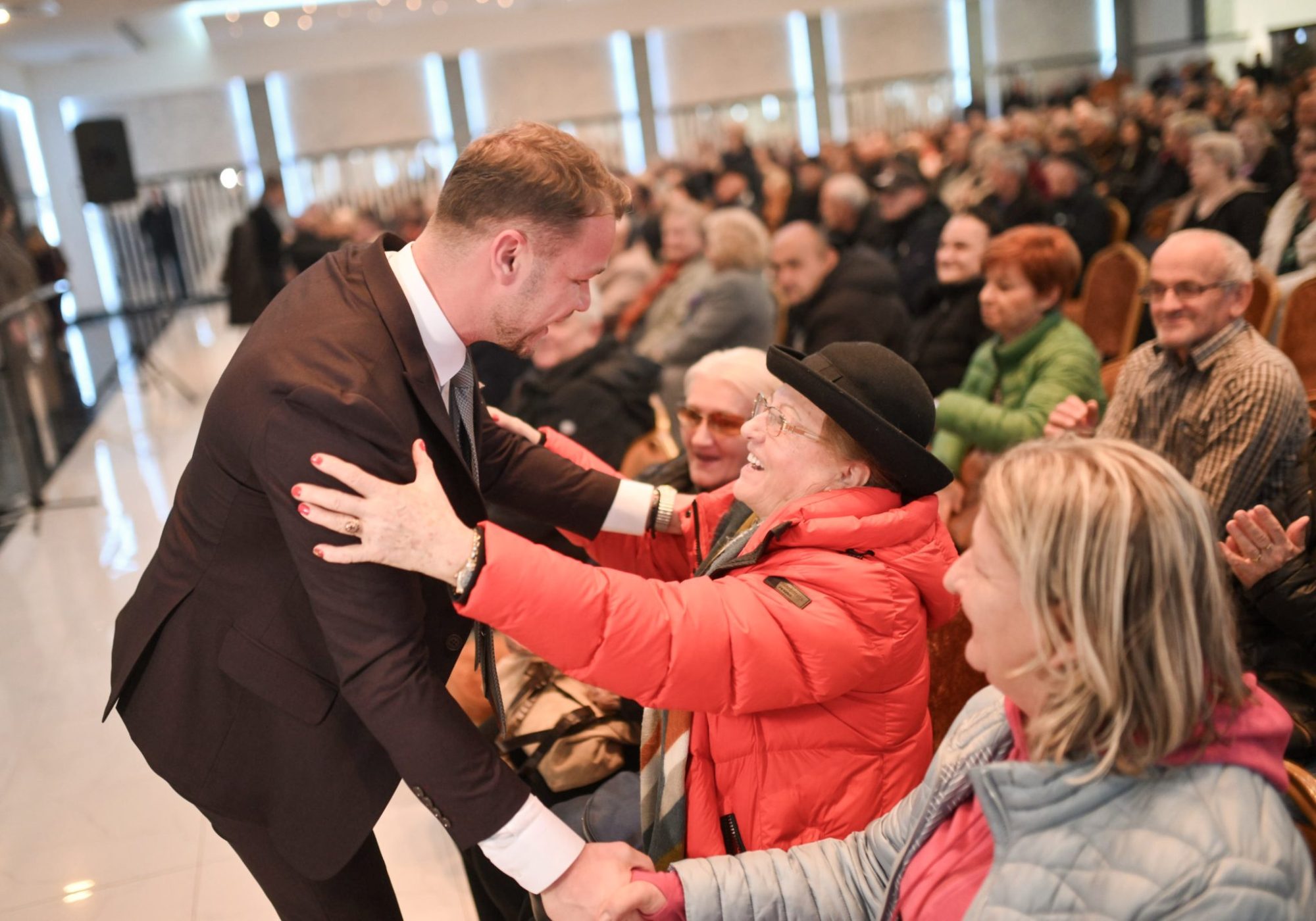 Stanivuković uručio besplatne karte za javni prevoz stotinama banjalučkih penzionera
