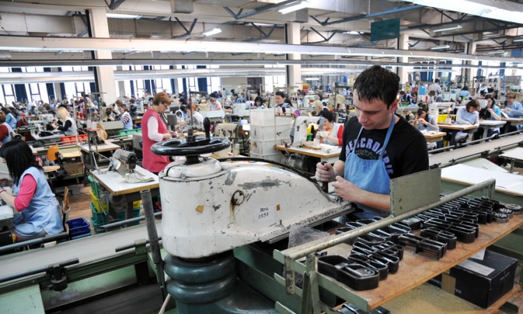 Raste broj radnika, ali se drastično smanjuje u prerađivačkoj industriji
