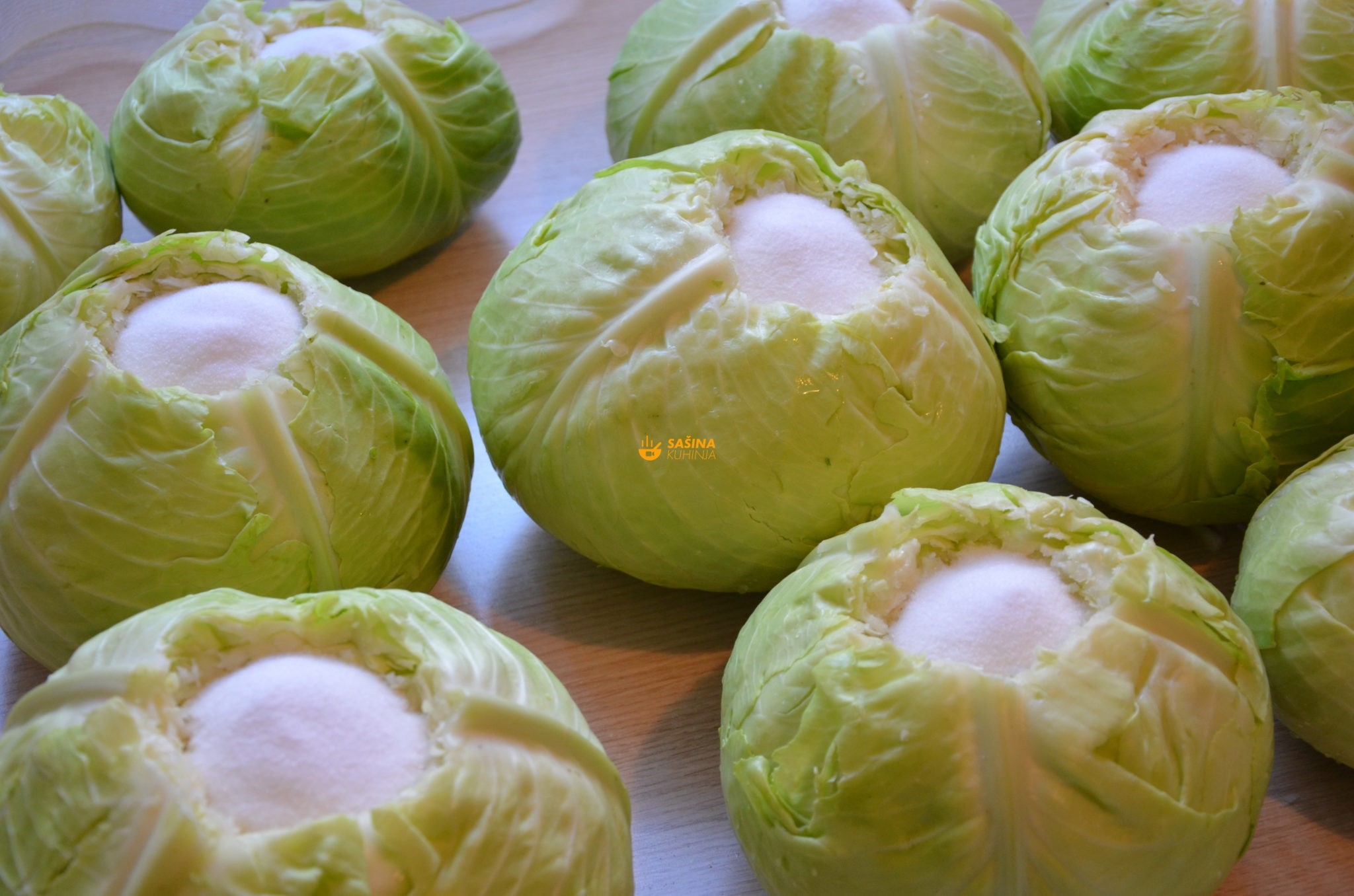 Zašto se glavice kupusa ne kisele nakon što ih stavite u bure?