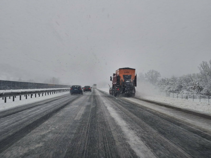 Obilan snijeg otežava saobraćaj na auto-putu „9. januar“