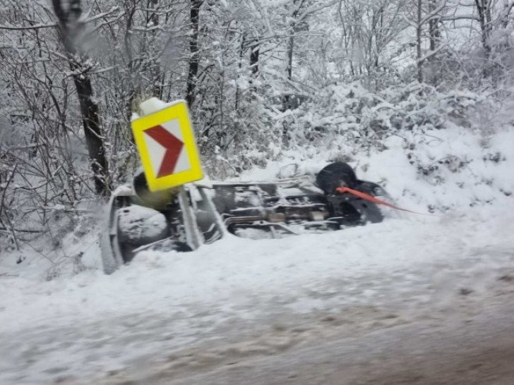 Automobil se prevrnuo na ulazu u Mrkonjić Grad