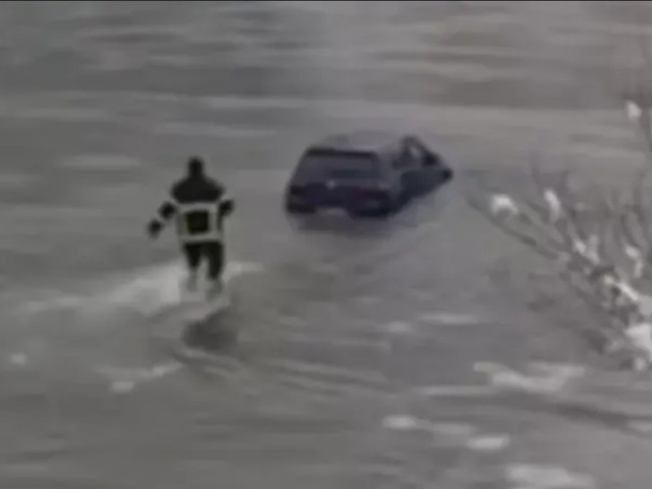 Vatrogasac Rade izvukao zaglavljeni automobil iz Drine (VIDEO)
