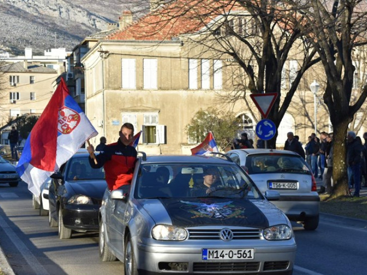 Ulicama Trebinja prodefilovalo 100 automobila povodom Dana Republike
