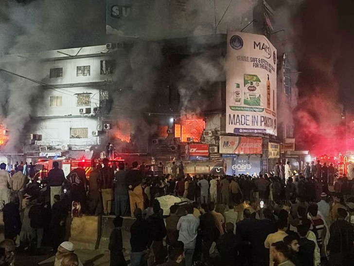 Izgorio tržni centar u Pakistanu, šest osoba poginulo