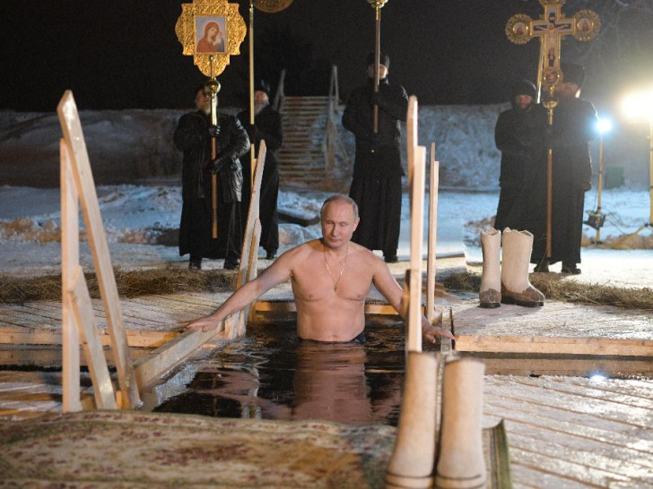 Putin tradicionalno zaronio u ledenoj vodi na Bogojavljenje