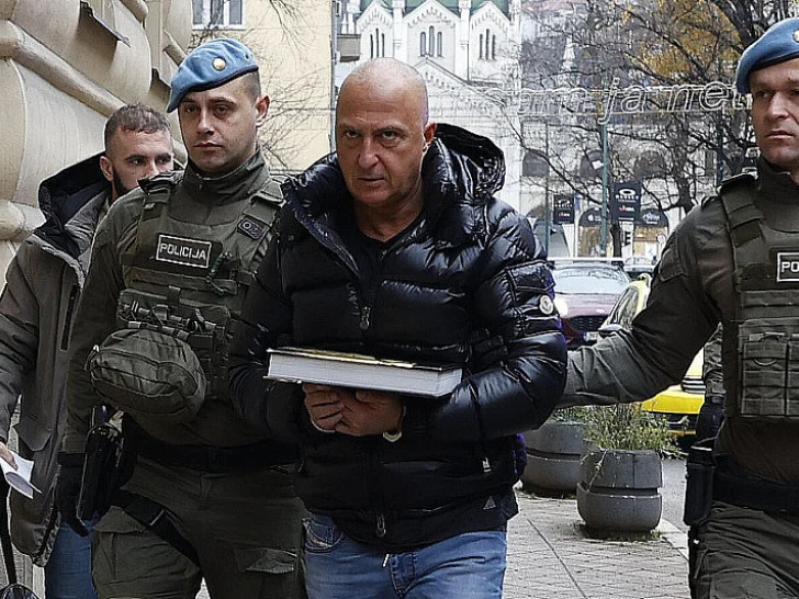 Pretresaju se stanovi i ordinacija Muhameda Ajanovića