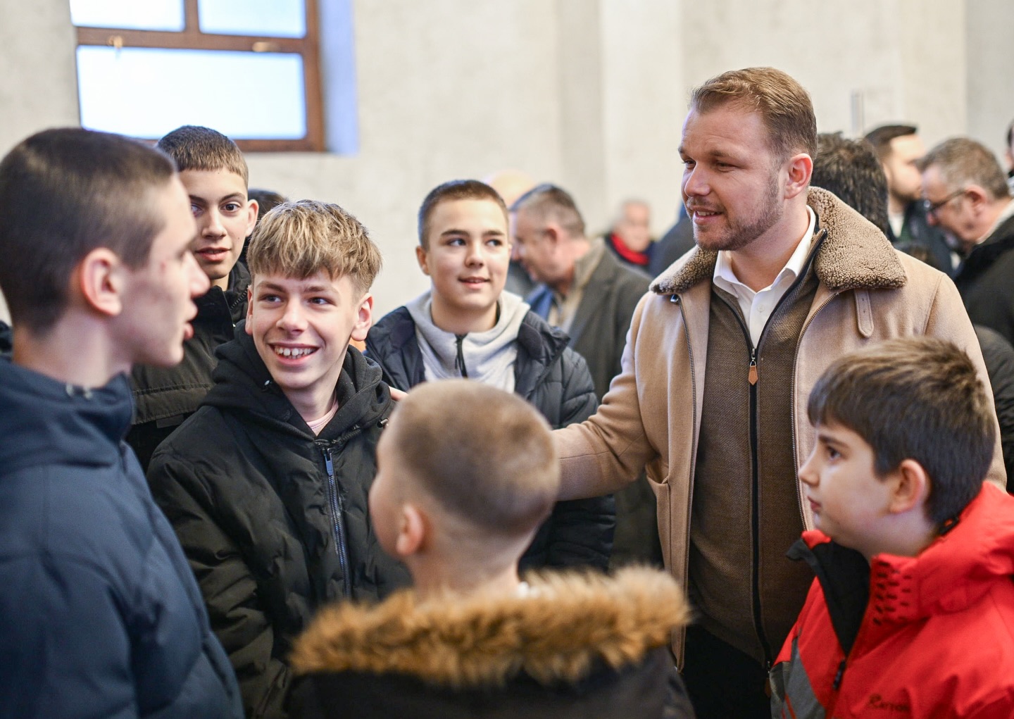 Stanivuković obišao i Donji Lapac: Obezbijedićemo stipendije za djecu i mlade iz ovih krajeva (FOTO)