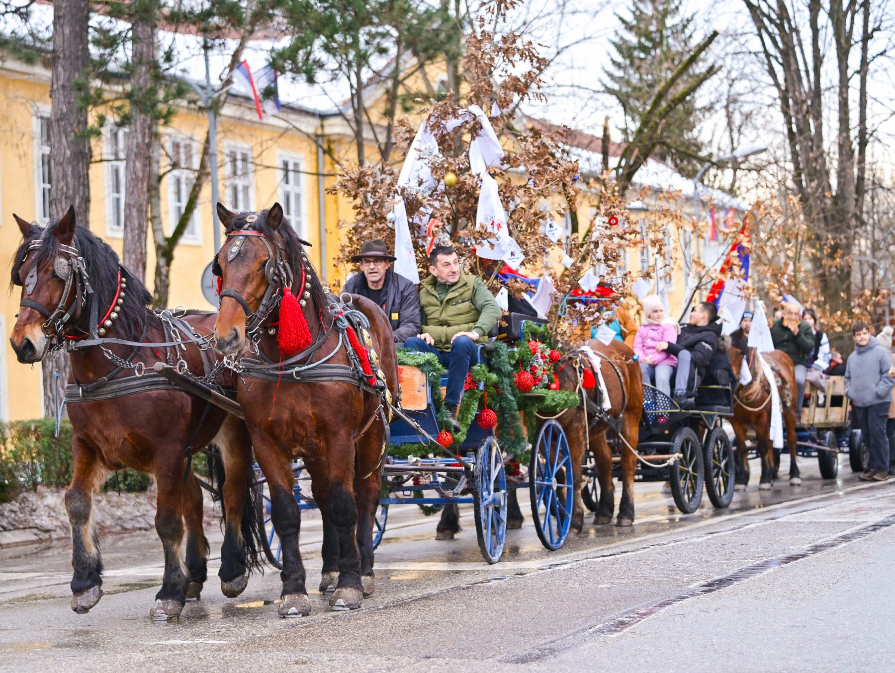 Uz molitvu, pjesmu i badnjak: Banjaluka obilježava Badnji dan