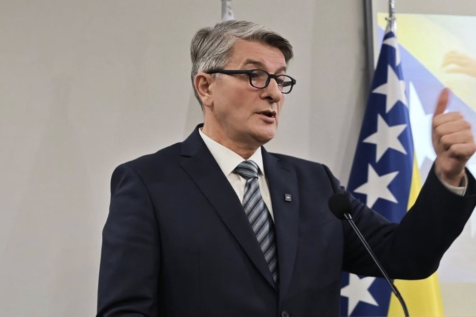 Šemsudin Mehmedović zabrinut za ćirilicu (FOTO)