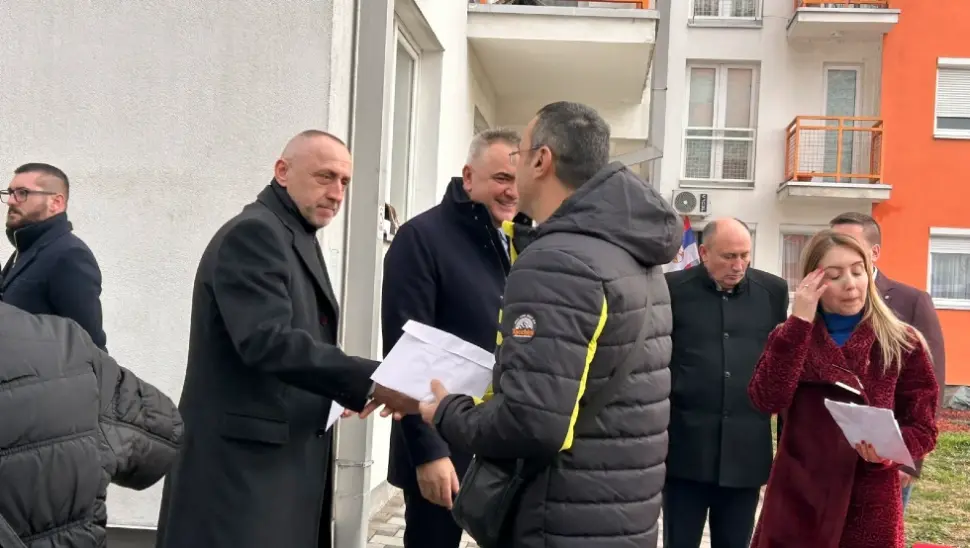 Minić i Egić uručili ključeve 15 stanova porodicama poginulih boraca i ratnim vojnim invalidima