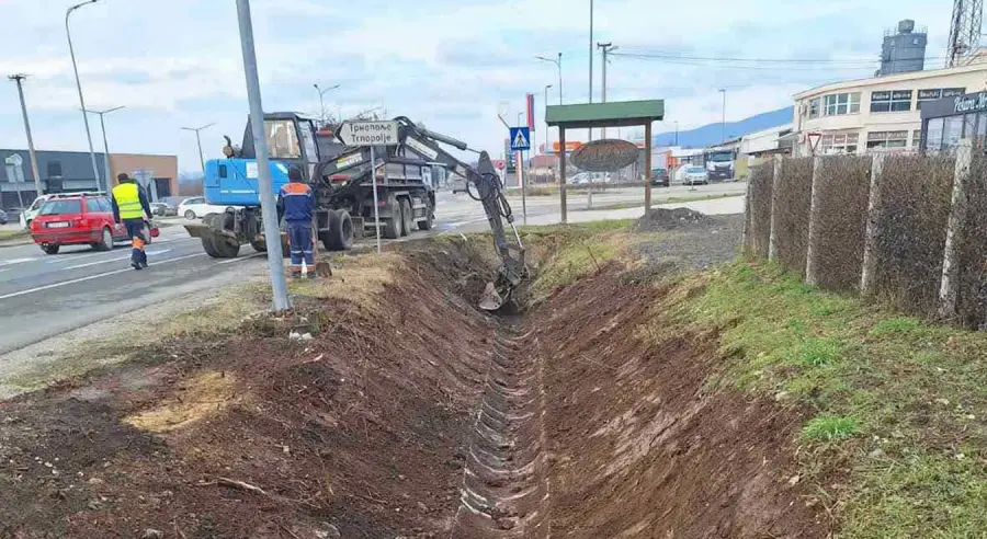U toku čišćenje putnih jaraka na pravcu Prijedor-Kozarac