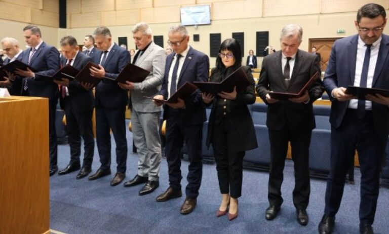 Izbor nove Vlade RS natjerao institucije da rade i nedjeljom