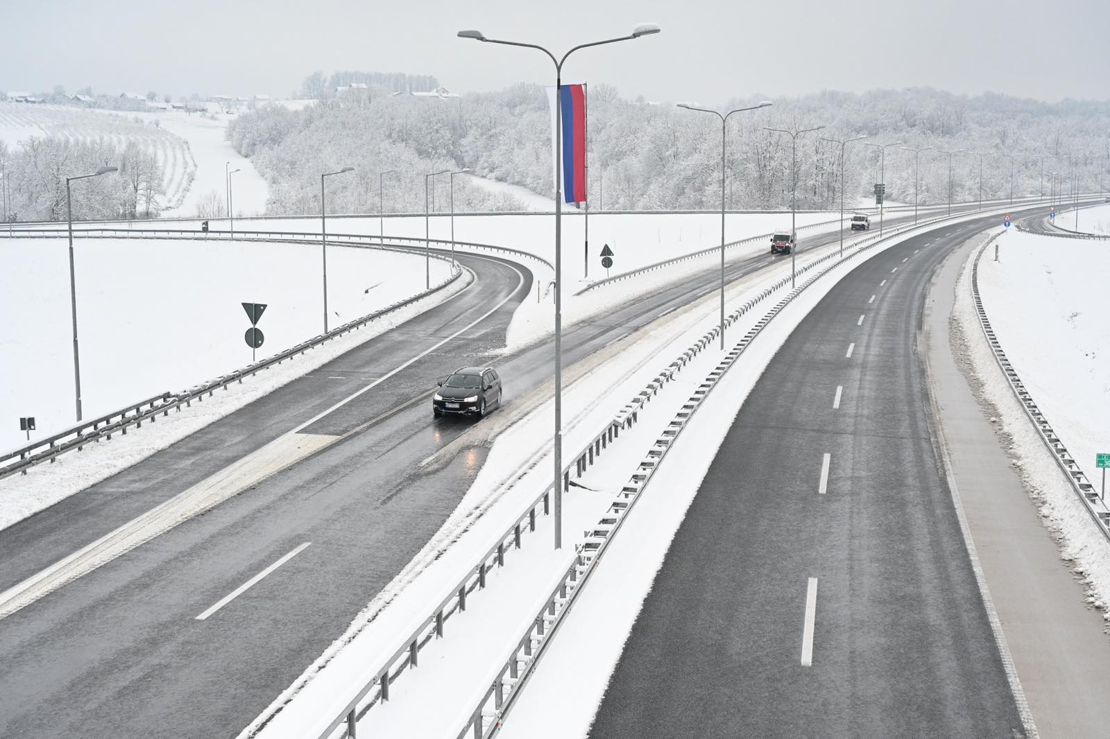 AUTO-PUTEVI U SRPSKOJ PROHODNI: Zimska služba na terenu, vozačima savjetovan oprez zbog klizavih kolovoza