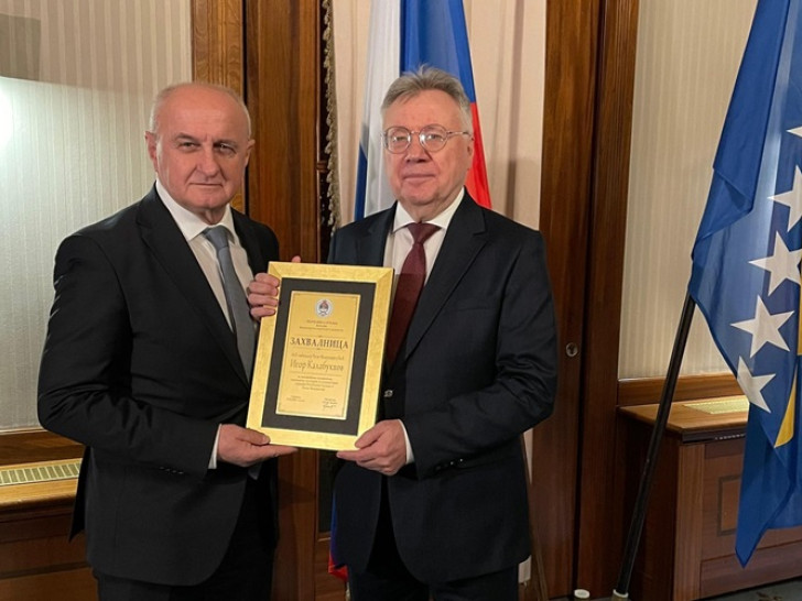 Đokić uručio zahvalnicu ambasadoru Kalabuhovu