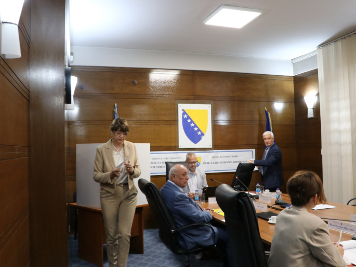 Izbori sve bliže: Nabavka skenera na dugom štapu, a ponovo se umiješao i Kristijan Šmit