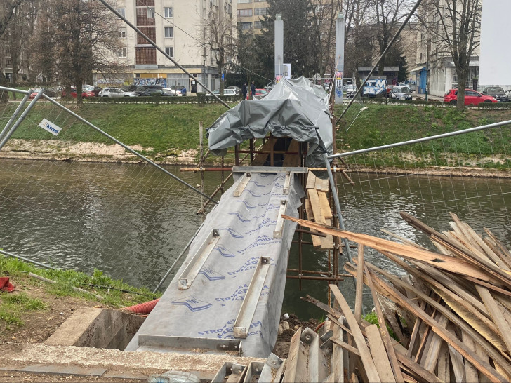 Žena pala sa skele mosta u Miljacku
