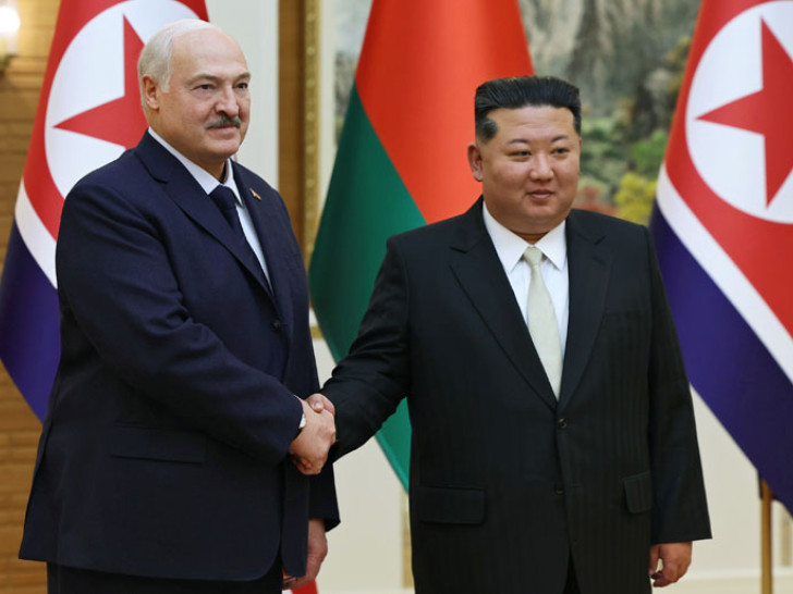 Lukašenko i Kim Džong Un razmijenili poklone: Od čokolade do automatske puške