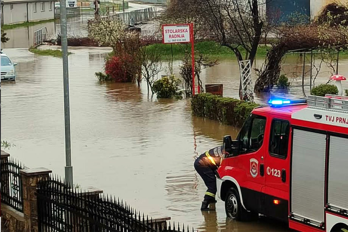 OTEŽAN SAOBRAĆAJ Pod vodom nekoliko naselja u Prnjavoru