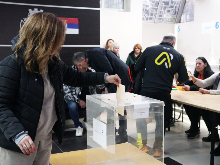 Građani Srbije danas izlaze na izbore u 10 opština i gradova