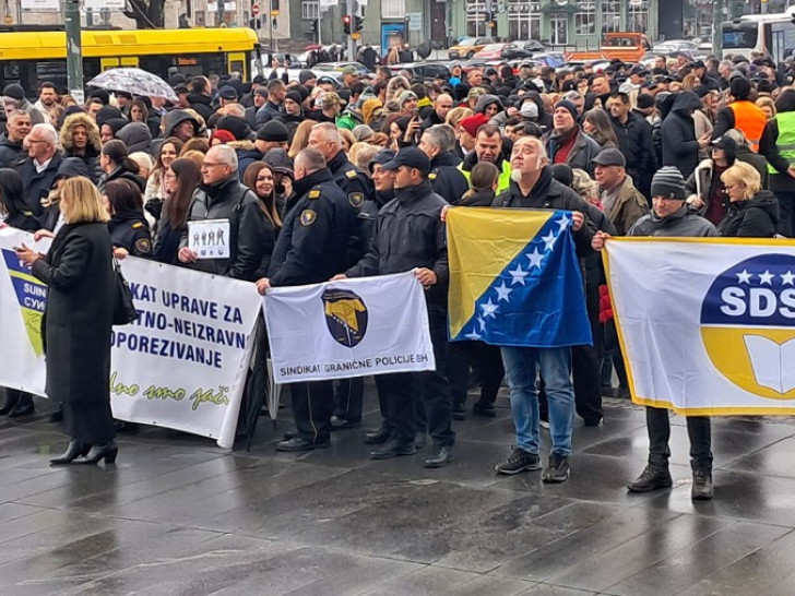 Zaposleni u institucijama BiH izašli na ulice
