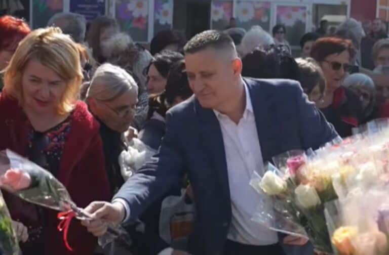 Đajić poklanjao cvijeće damama: One su nas donijele na svijet