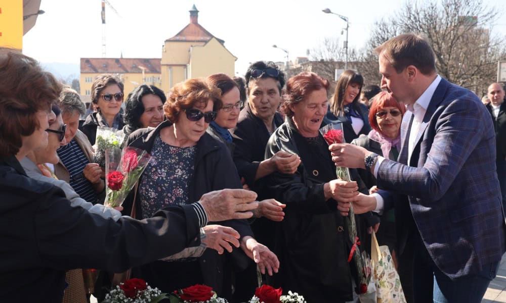 Selak dijelio cvijeće damama u Banjaluci: Žene su oslonac svake porodice