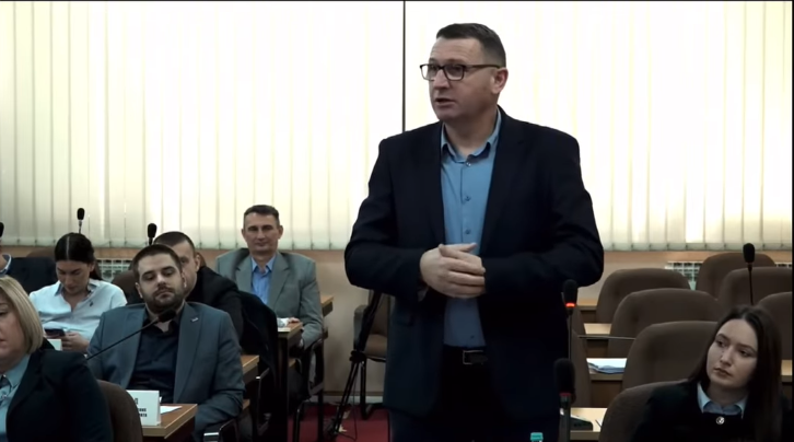 Mrakić oštro po vlastima: “Usvajamo zakone subotom, pa ih poništavamo ponedjeljkom – pravite teatar od Skupštine”