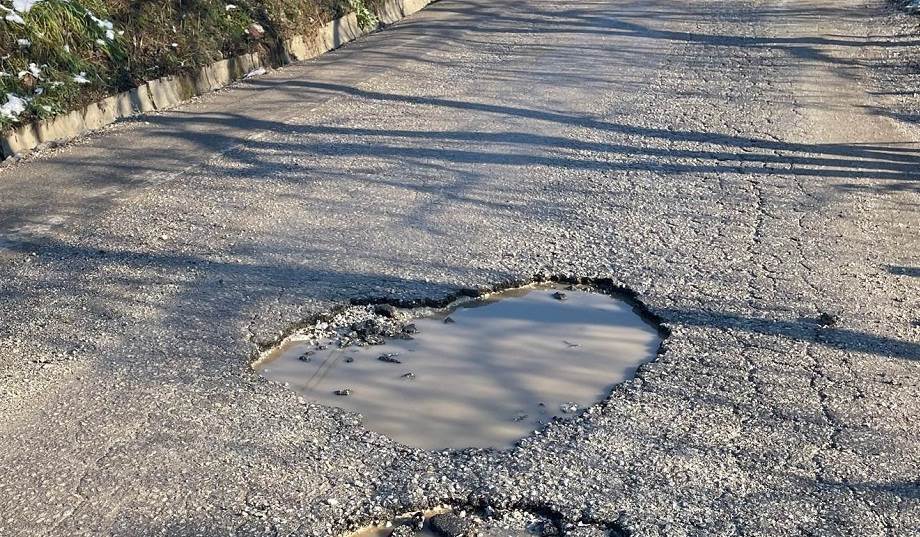 Još jedna presuda zbog rupe na putu: Načelnik Odjeljenja za saobraćaj u Prijedoru ponovo kažnjen sa 1.000 KM
