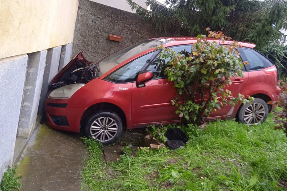 Automobil udario u kuću u Banjaluci, reagovali vatrogasci