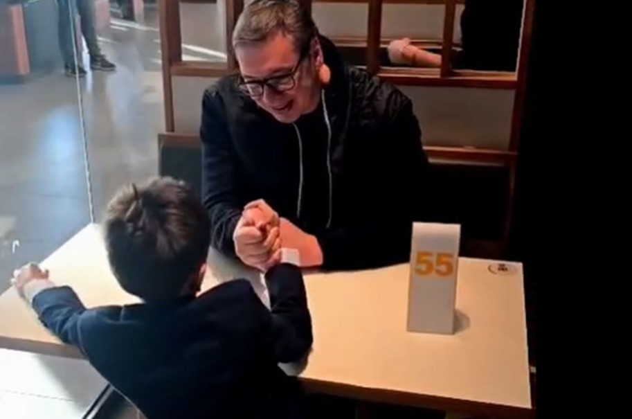 Vučić prvi put pokazao sina Vukana na društvenim mrežama (VIDEO)