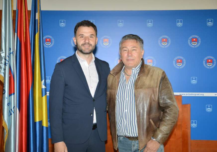 SKANDAL U PRIJEDORU Pjevač osuđen za NASILJE i osumnjičen za PREVARE, pjeva za Dan Grada i slika se za gradonačelnikom