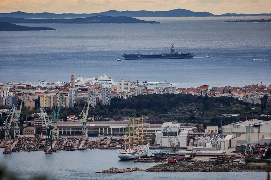 Najveći ratni brod ikada sagrađen stigao u Split, može da nosi 75 aviona (VIDEO)