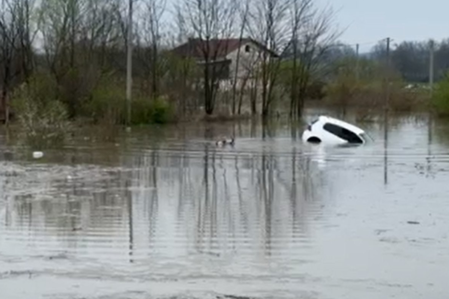 Dramatična situacija u Prijedoru: Voda nosila auto i vozača (VIDEO)
