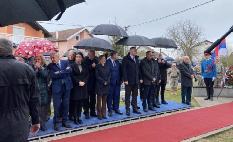 Položeni vijenci kod spomen-krsta u Sijekovcu: Obilježene 34 godine od zločina nad Srbima