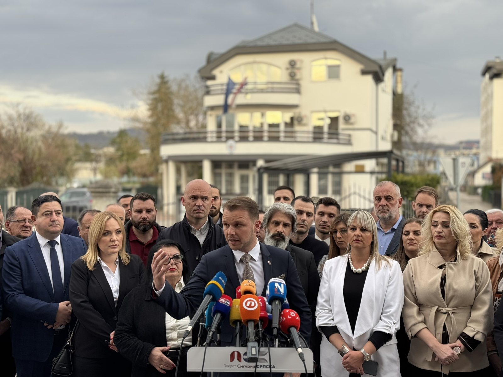 Stanivuković ispred hrvatskog konzulata nakon puštanja iz pritvora: Nastavak sage i maltretiranja