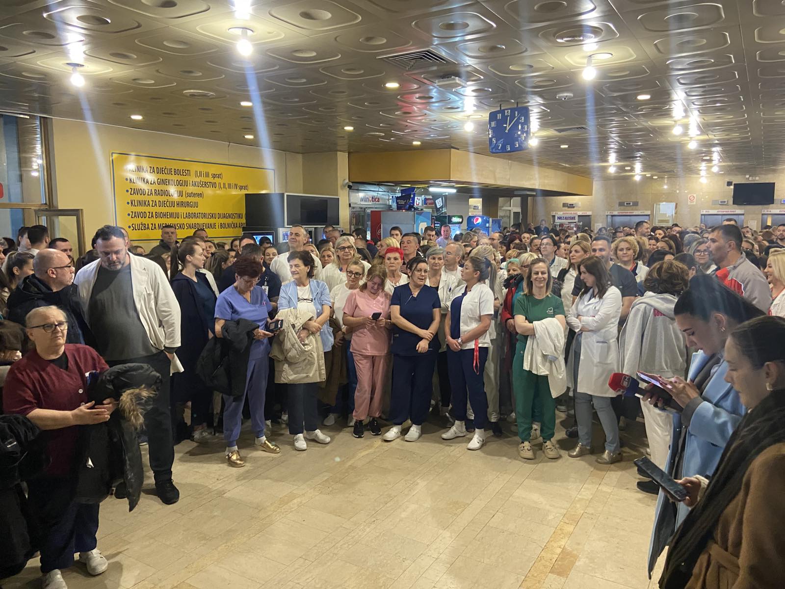 Radnici UKC se okupili zbog plata, oglasio se Šobot
