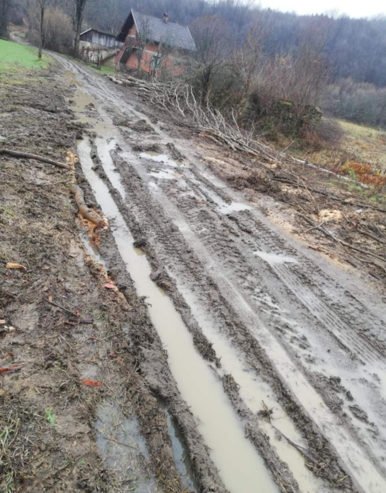 Mještani ogorčeni: Uništen put u Dornjoj Ravskoj, otežan prilaz crkvi i groblju