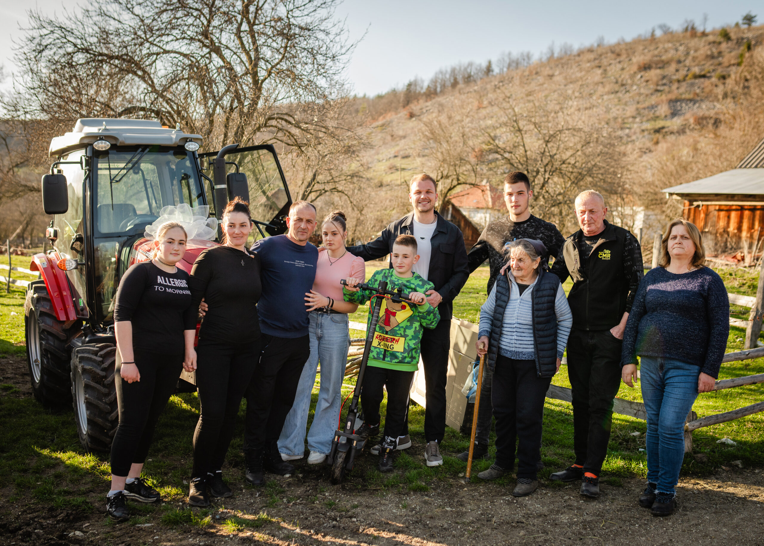 Stanivuković poklonio traktor porodici u Rogatici